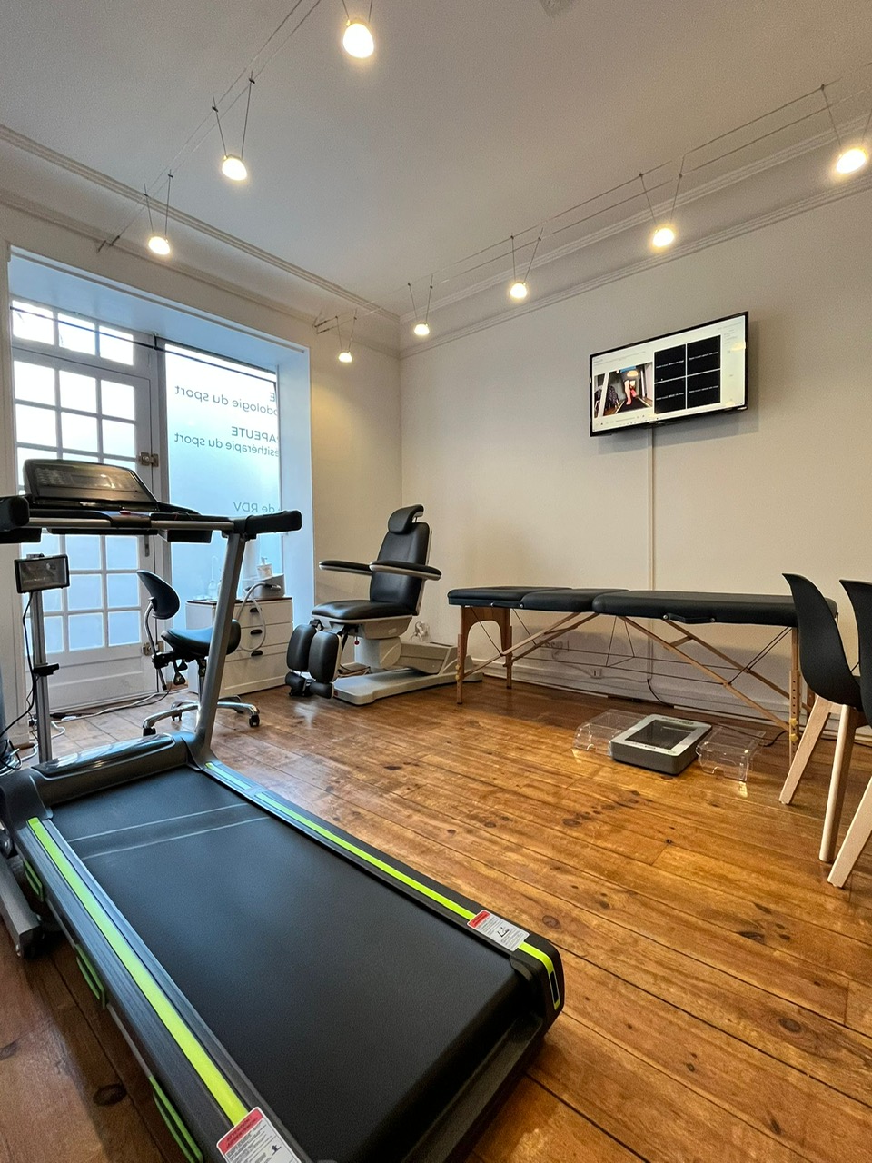 Salle de soin — tapis de course, fauteuil podologique, table de massage, scanner 3D